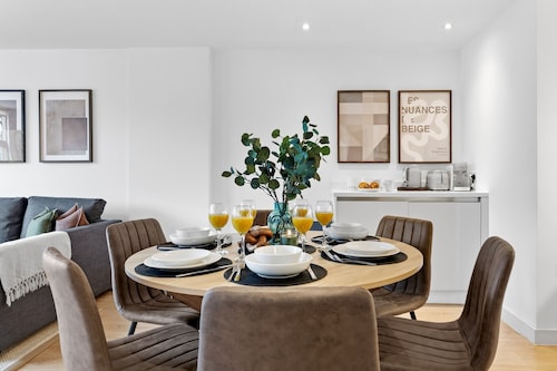 Modern 1 Bed Apartment w/ 2 Sofa Beds & Free Parking in Greater London