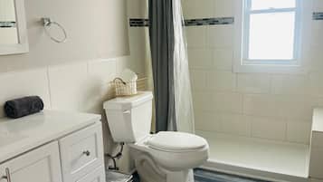 SĂšche-cheveux, serviettes fournies, papier toilette