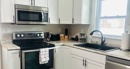 Cozy family friendly Entire Home l, 2BR, Free Parking, 20min to Minneapolis