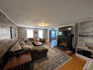 Smart TV, books - The Saco Valley Stay: Trade screen time for trail time. (Conway)