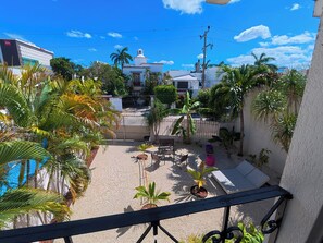 Property grounds - [7] beach & central near studio w/ sunny garden (Cancún)