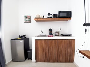 Réfrigérateur, four à micro-ondes, surface de cuisson