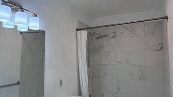 Secador de cabelo, toalhas de banho, sabonete, papel higiênico