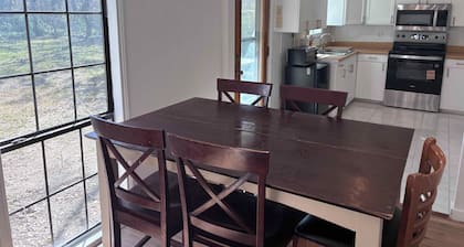 Cozy 2-bedroom house in delightful Sherman with AC