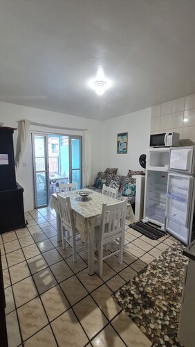 Entire house 350m from Ingleses Beach, sleeps up to 5 people.
