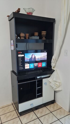 Interior - Entire house 350m from Ingleses Beach, sleeps up to 5 people. (Florianópolis)