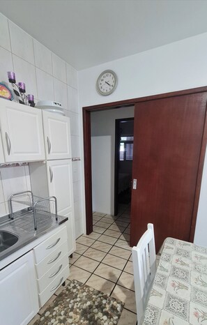 Microwave, oven, stovetop - Entire house 350m from Ingleses Beach, sleeps up to 5 people. (Florianópolis)