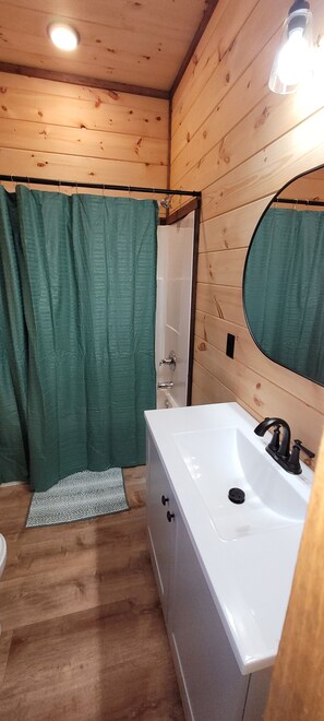 Dusche, Haartrockner, Handtücher, Toilettenpapier