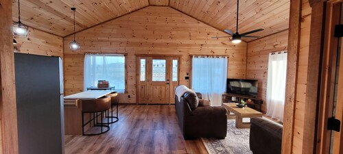 Beautiful 2 bedroom cabin near the Buffalo River with Red Rock Mt. Views