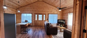 Beautiful 2 bedroom cabin near the Buffalo River with Red Rock Mt. Views