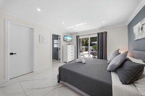 3 bedrooms, iron/ironing board, free WiFi, bed sheets - 3BR with 2 King Suites • Private Pool & BBQ • Minutes to the Beach (Naples)