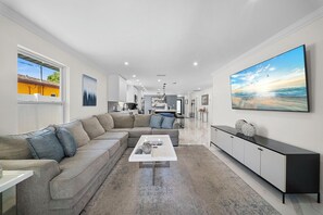 Smart TV - 3BR with 2 King Suites • Private Pool & BBQ • Minutes to the Beach (Naples)