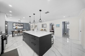 Interior - 3BR with 2 King Suites • Private Pool & BBQ • Minutes to the Beach (Naples)