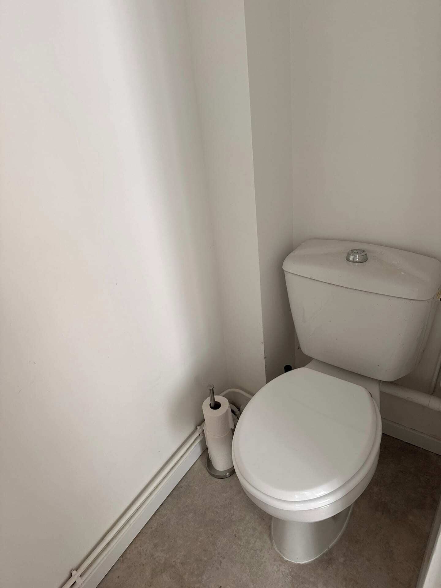 Secadora de cabello, toallas, jabón, papel de baño 