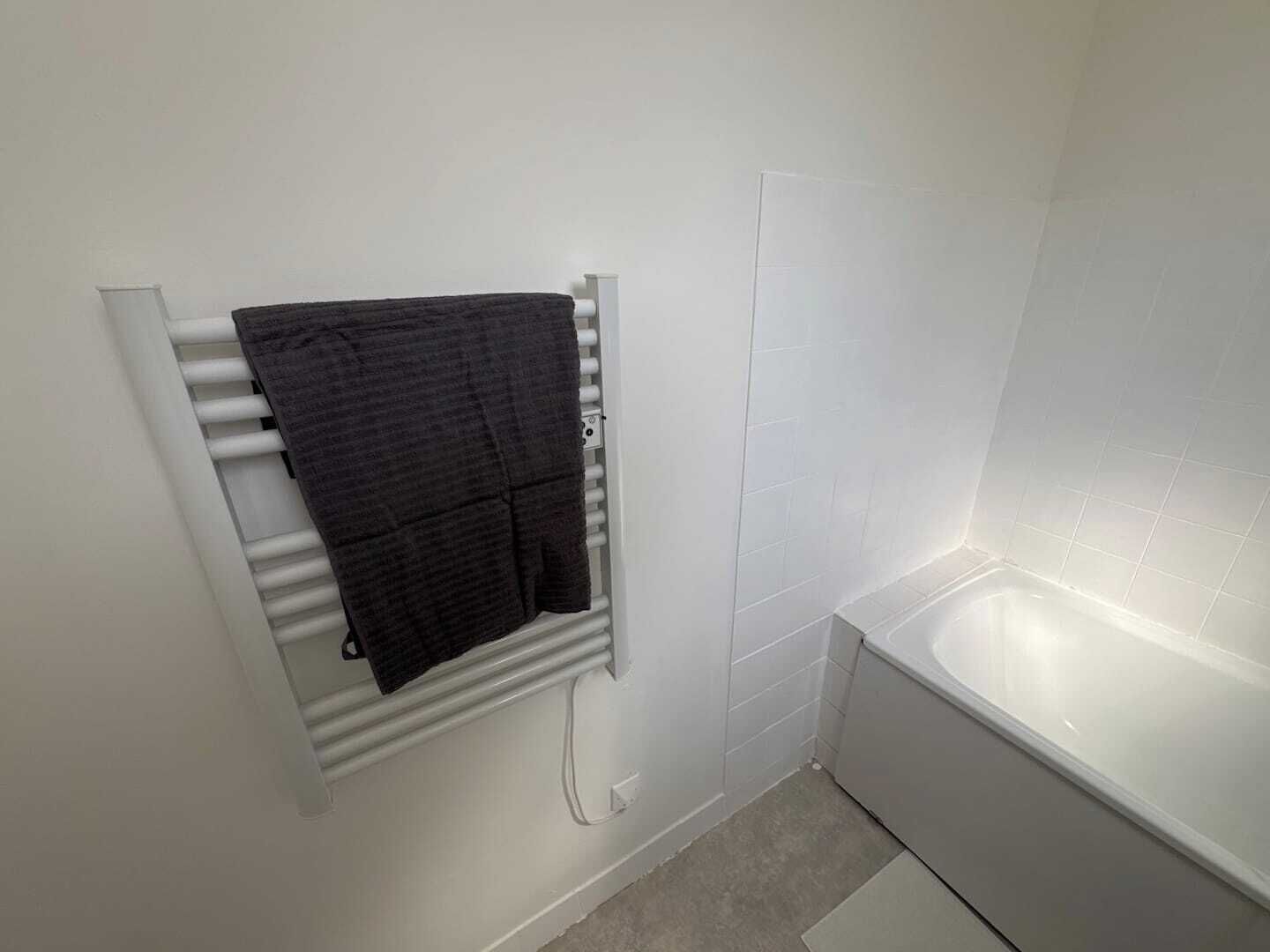 Haartrockner, Handtücher, Seife, Toilettenpapier