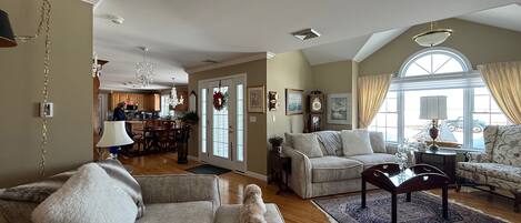 TV, fireplace