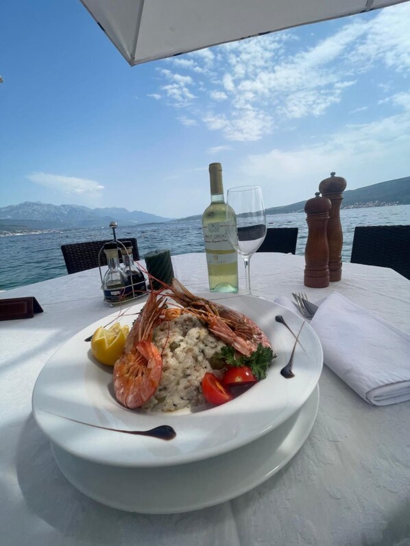 Outdoor dining - Azzurro Hotel Bijela, Herceg Novi (Bijela)