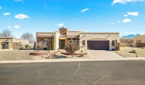 Exterior - Enjoyable 4-bedroom house with community pool (Las Cruces)