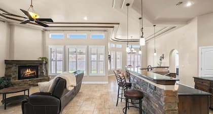 Enjoyable 5 bedroom house with community pool