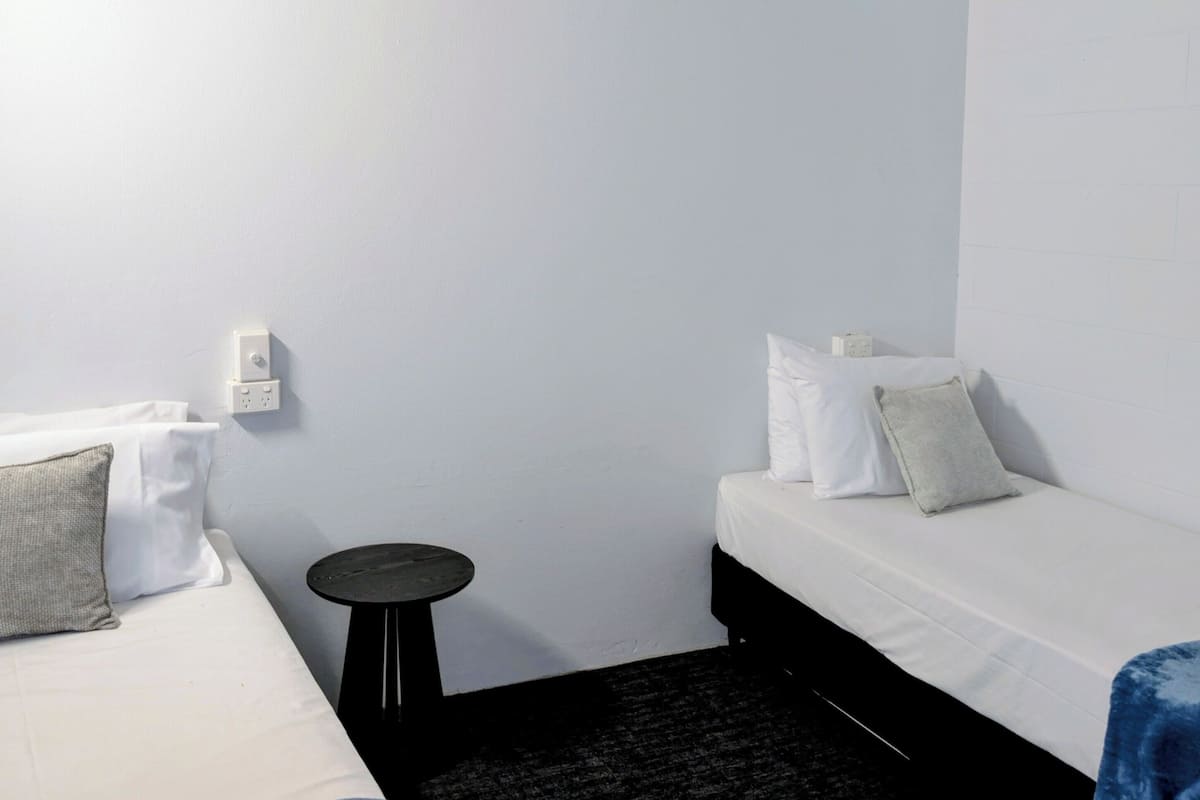 4 人部屋 バルコニー シービュー | 高級寝具、WiFi (無料)、ベッドシーツ