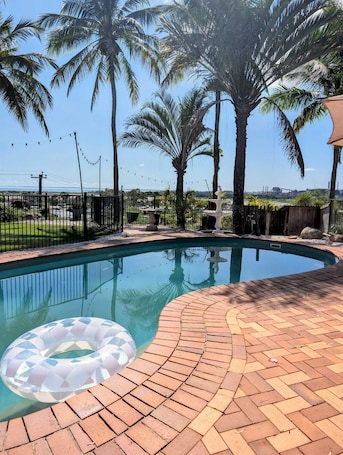 Outdoor pool. Lumina Motel