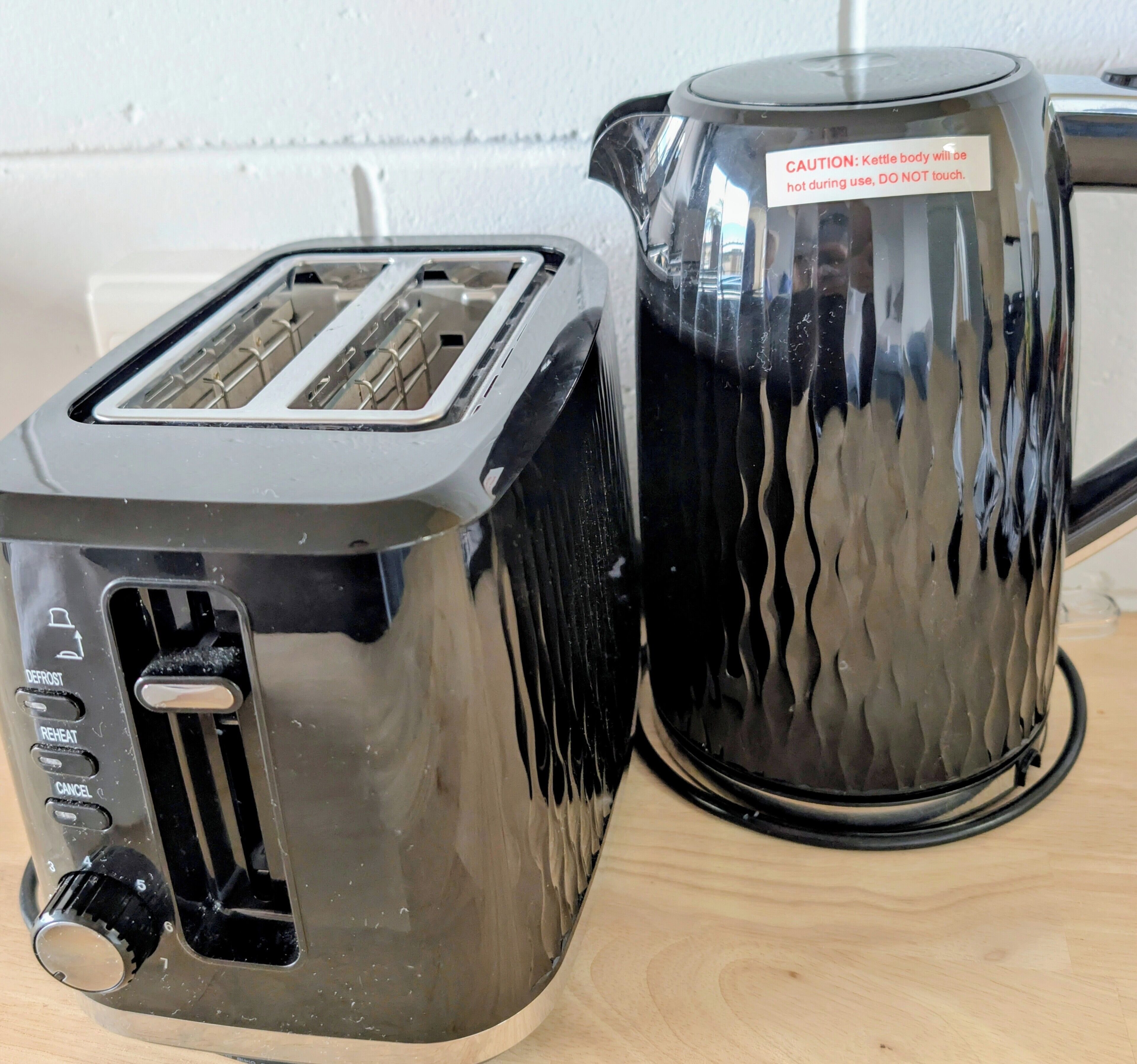 Een keuken met een broodrooster en een waterkoker.