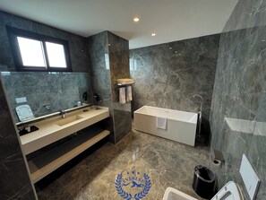 Suite familiar, vista a la ciudad | Baño