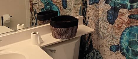 Serviettes fournies, savon, papier toilette