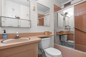 Douche, sèche-cheveux, serviettes fournies, shampoing
