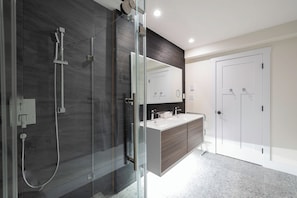 Luxury Double Room Single Use, Private Bathroom, Garden View | Bathroom