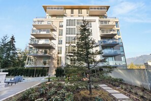 Exterior - Fully Furnished Luxury 2Bd & Den Corner Unit in the Forest of North Vancouver (North Vancouver)