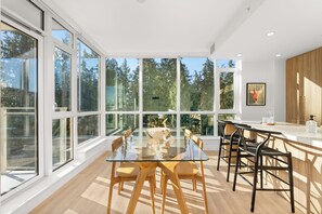 Dining - Fully Furnished Luxury 2Bd & Den Corner Unit in the Forest of North Vancouver (North Vancouver)