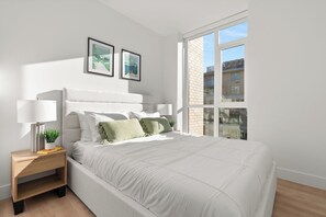 Room - Fully Furnished Luxury 2Bd & Den Corner Unit in the Forest of North Vancouver (North Vancouver)