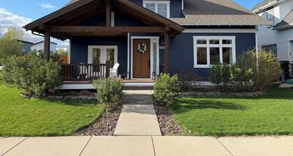 The Blue House: Spacious home w/ patio, fenced yard, views, close to everything