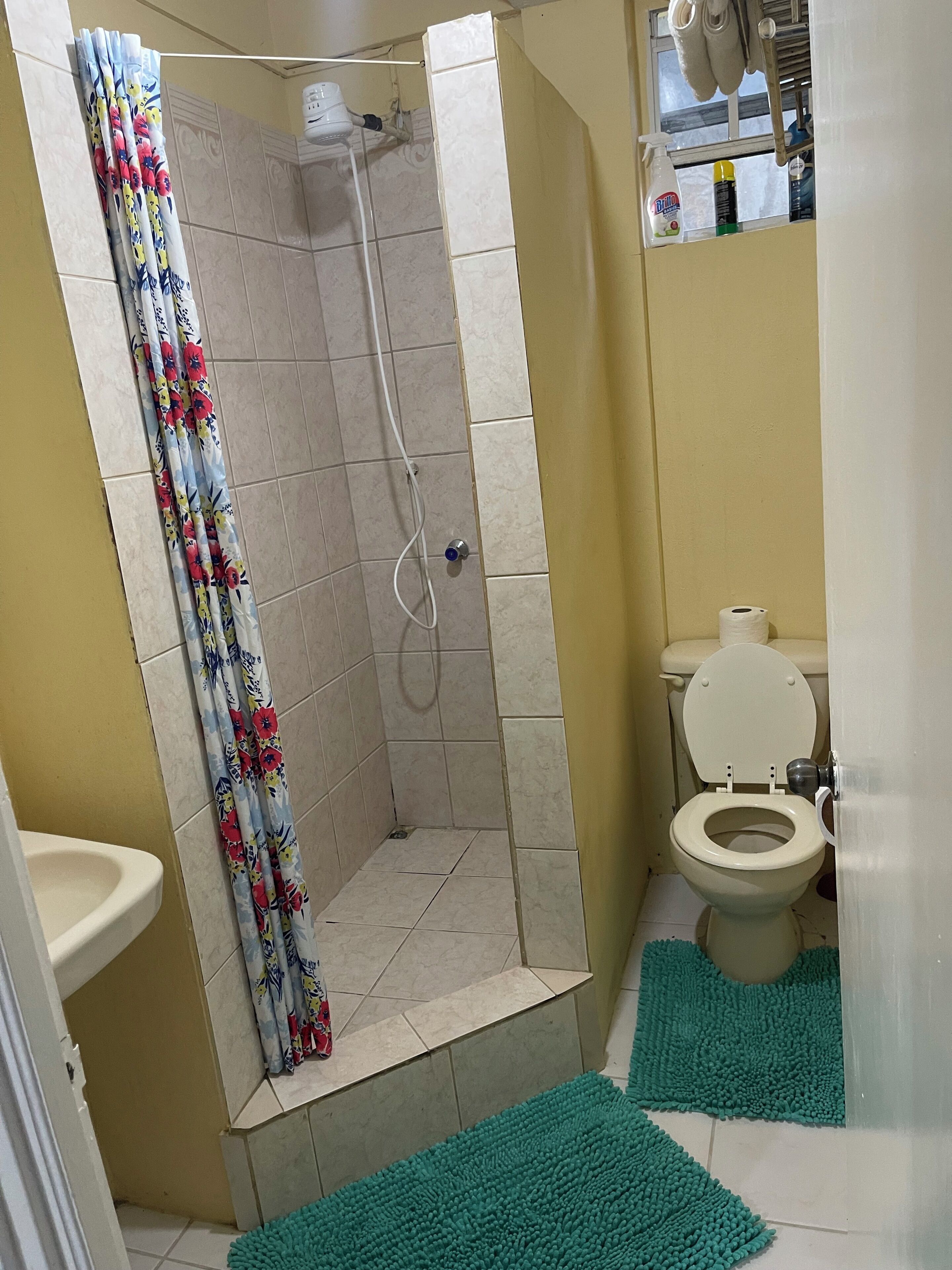 Regadera, toallas, jabón, papel de baño 