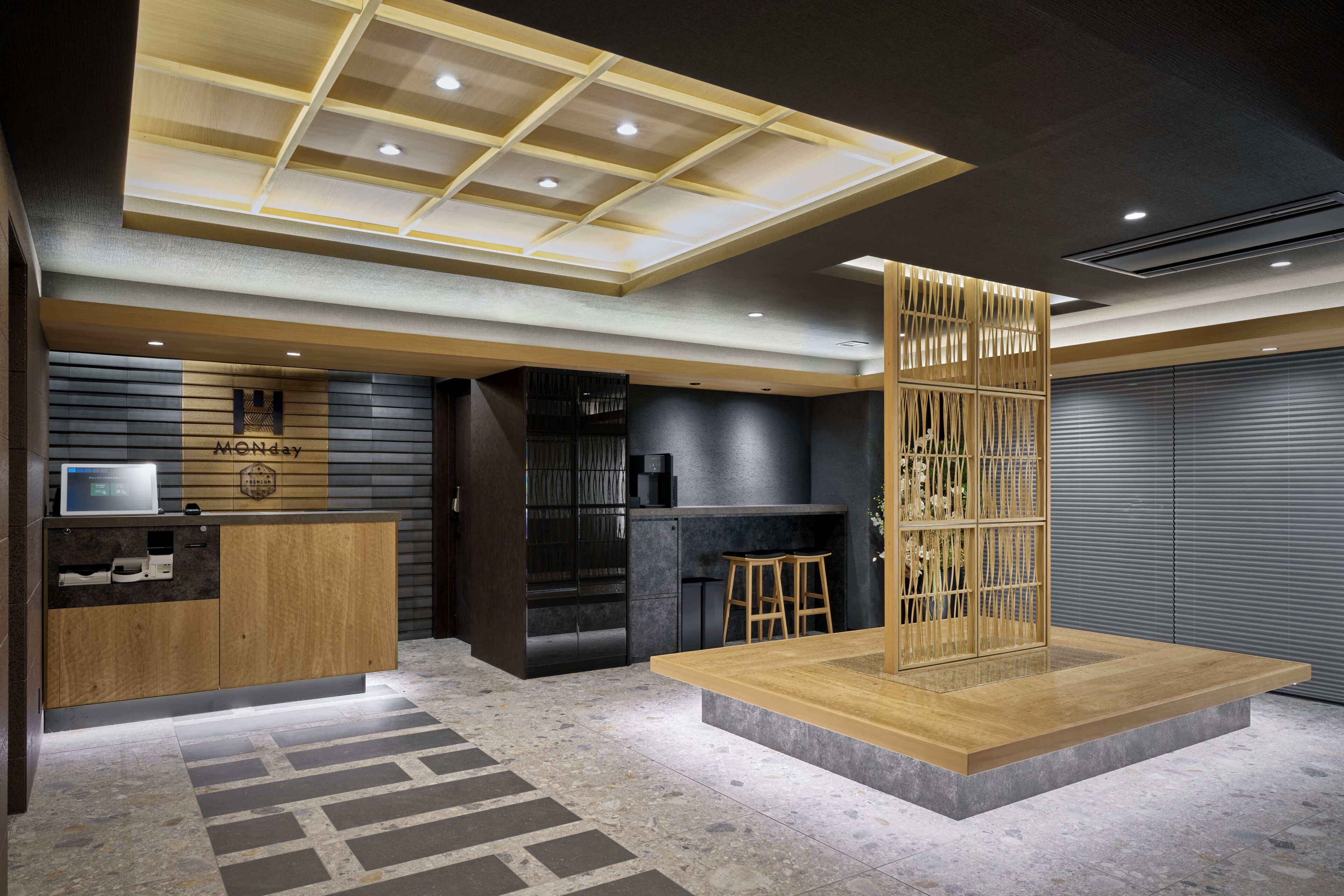 Un intérieur moderne comprenant un comptoir d’accueil, un bar et un espace salon.