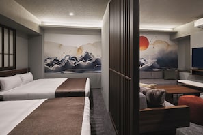 Una habitación de hotel con dos camas, un sofá, una mesa de centro y un mural en la pared.
