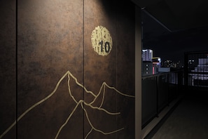 Un mur orné du chiffre « 10 » et d’un motif représentant une montagne.