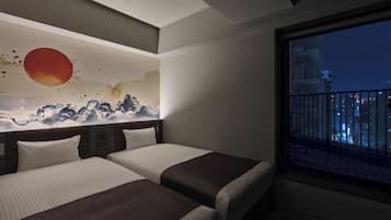 Une chambre d’hôtel avec deux lits, une grande fenêtre donnant sur la ville et une fresque murale.