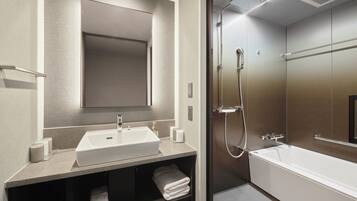 1 Bedroom Deluxe Family Suite, Non Smoking | Bathroom | Free toiletries, hair dryer, slippers, towels