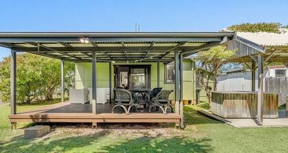 Lennox Beach Shack – Classic Coastal Stay Near the Beach