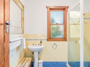 Towels, shampoo, toilet paper