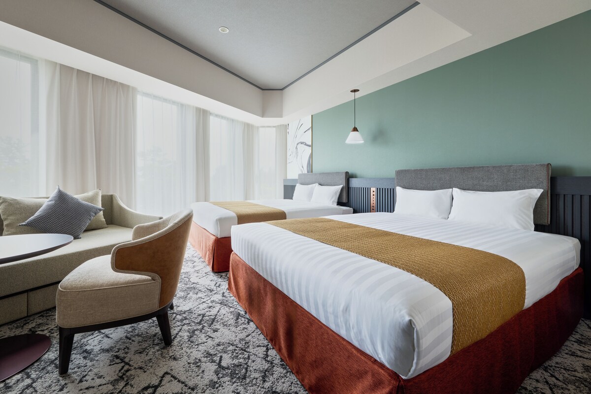 In-room safe, WiFi (free), bed sheets