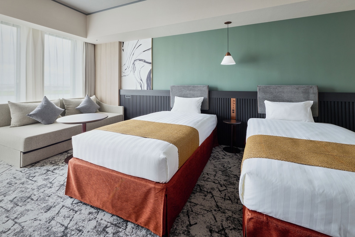 In-room safe, WiFi (free), bed sheets