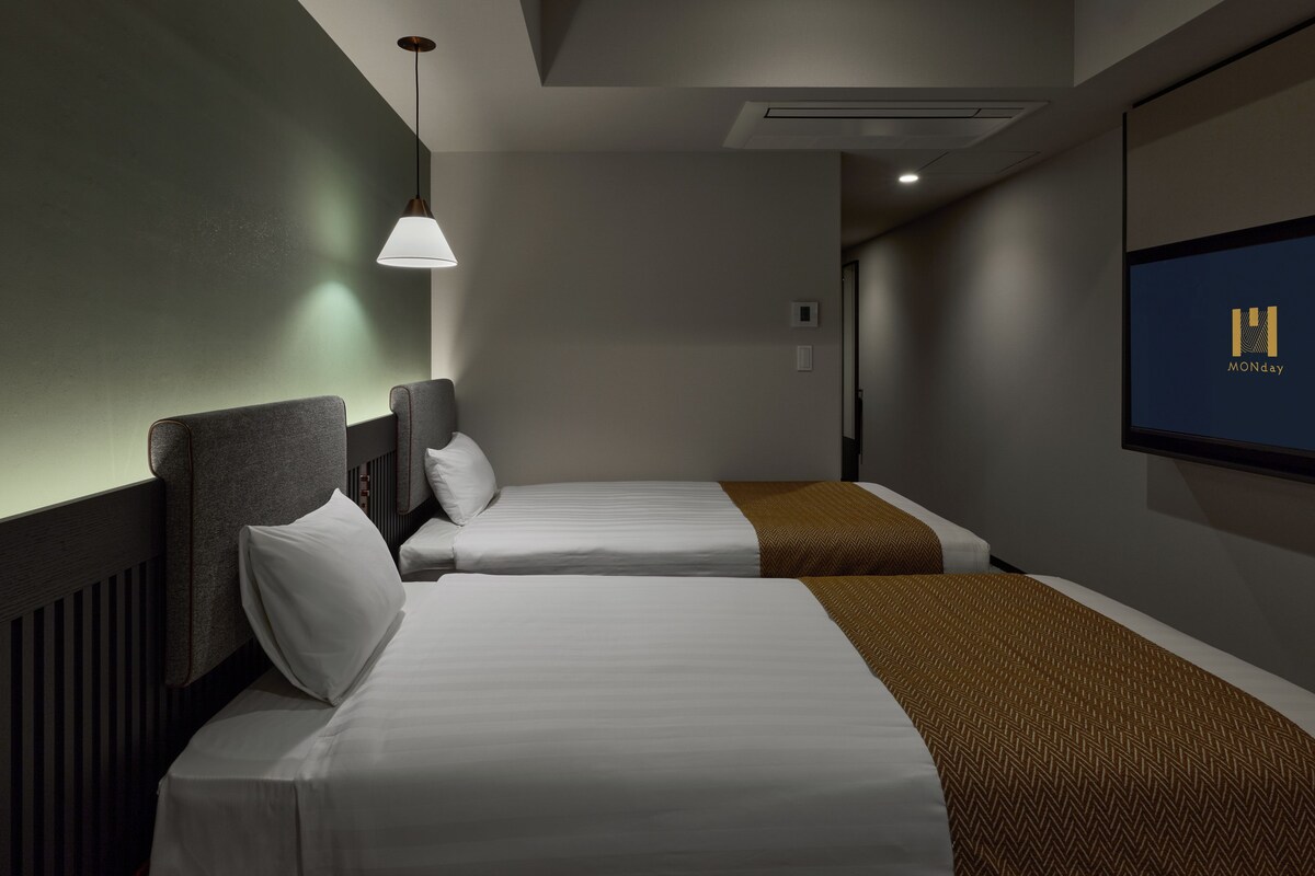 In-room safe, WiFi (free), bed sheets