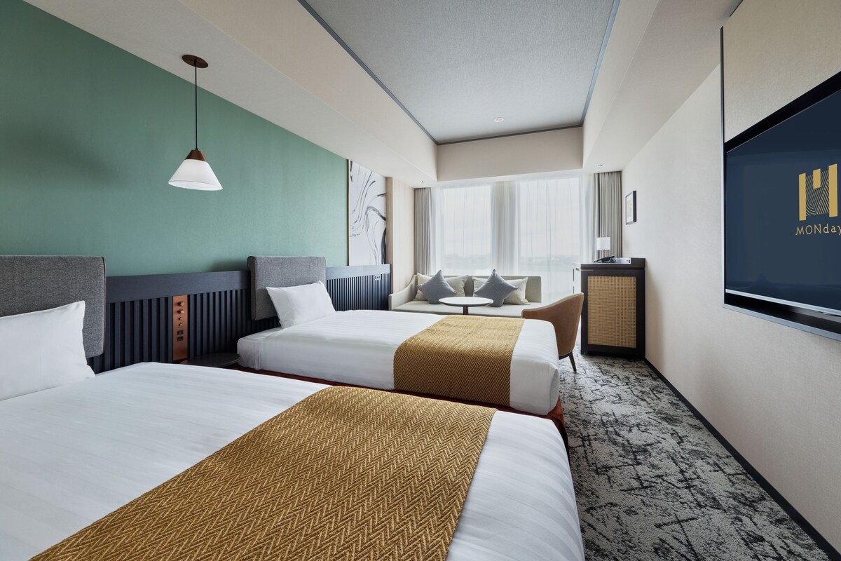 In-room safe, WiFi (free), bed sheets