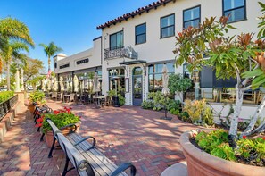 تناول الطعام بالخارج