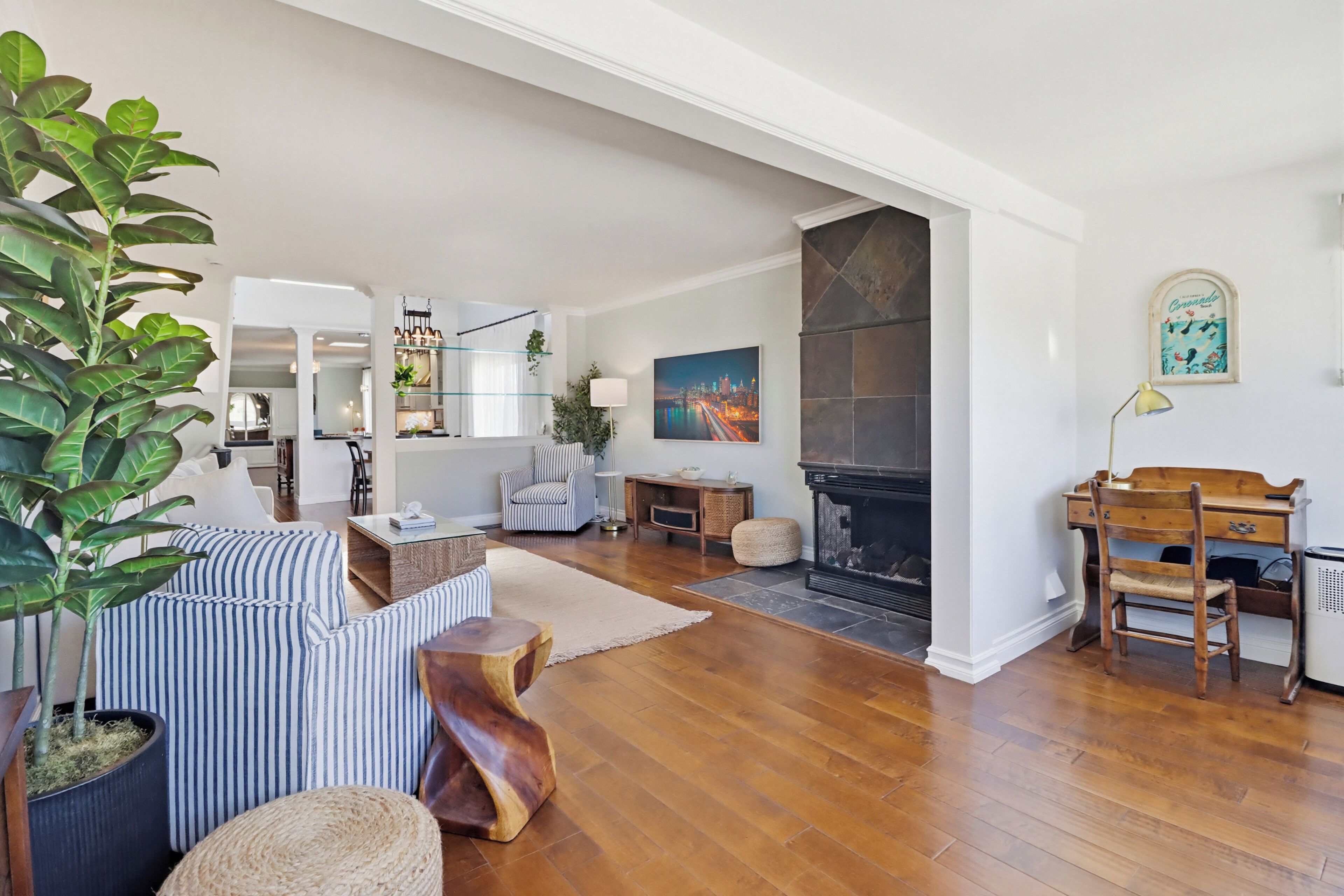 Charming 2-bedroom Condo With Rooftop Deck. Close To Shops, Restaurants & Beach. - Coronado, CA