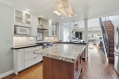 Charming 2-Bedroom Condo with Rooftop Deck. Close to Shops, Restaurants & Beach.