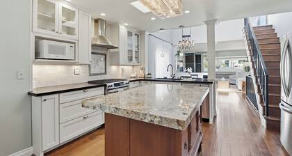 Charming 2-Bedroom Condo with Rooftop Deck. Close to Shops, Restaurants & Beach.